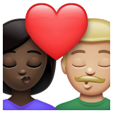 亲吻: 女人男人较深肤色中等-浅肤色emoji素材一 160x160像素