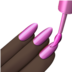 苹果系统里的涂指甲油的手：深色肤色emoji表情