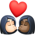 Facebook上的亲吻: 女人女人较浅肤色较深肤色emoji表情