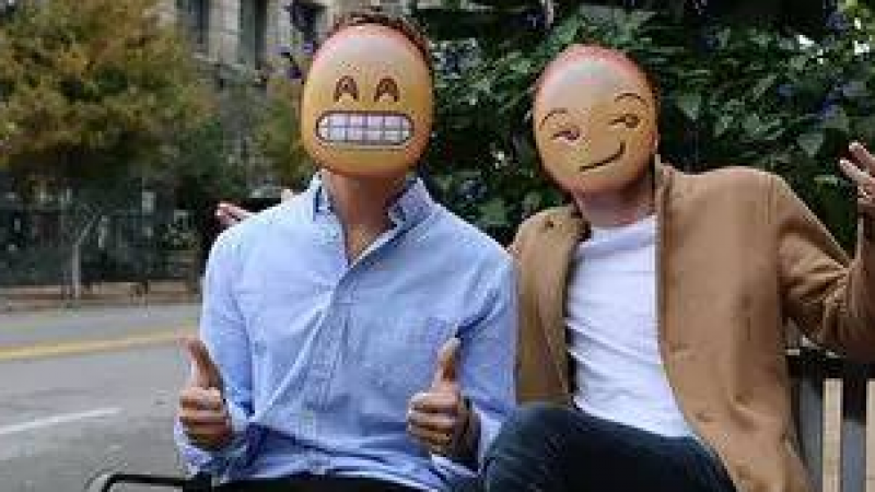 长不大趣闻：表情不够丰富吗？Emoji面具把表情符号走入现实生活缩略图