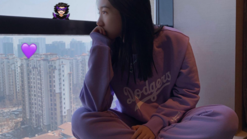 孟美岐发了告白自拍，全身紫色还有Emoji小表情……