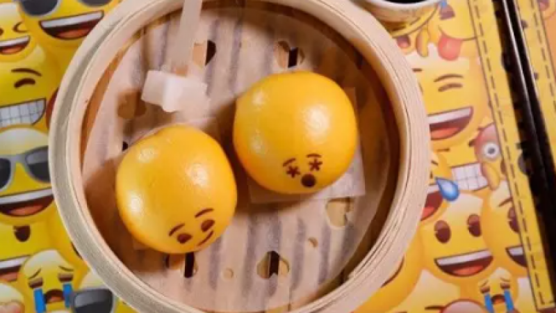 搞怪Emoji变成点心来到香港！巧克力大便馒头你敢吃吗！？