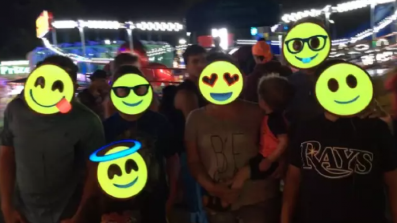 歪果仁脑洞就是大：Emoji表情包灯光面具狂欢派对缩略图