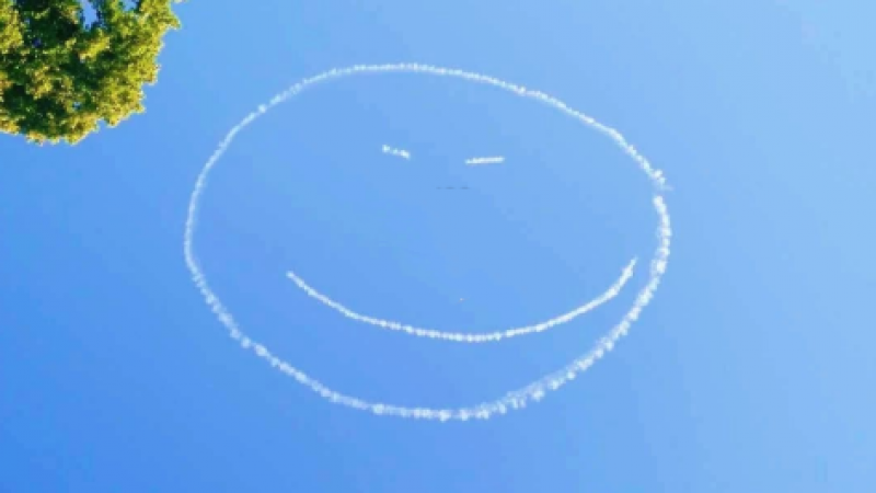 布里斯托上空惊现笑脸emoji？英国皇家空军退役飞行员暖心空中特技鼓舞布里斯托人缩略图